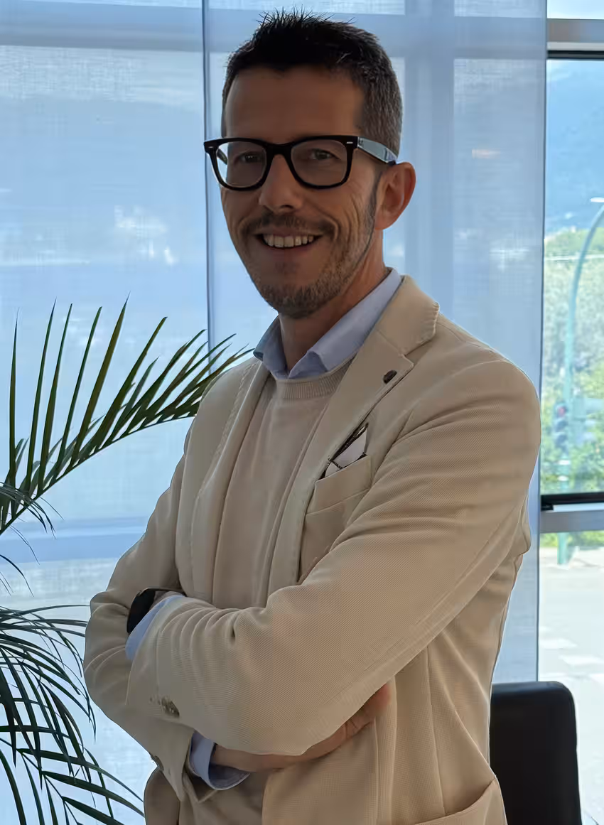 Alberto Arras nell'agenzia Arras Assicurazioni a Schio